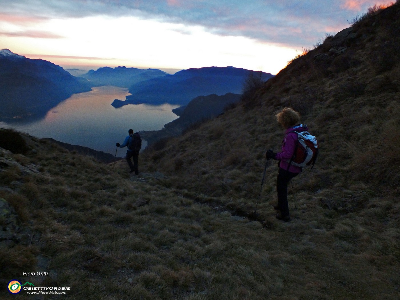 93  Colori del tramonto inoltrato verso iil Lago di Como .JPG